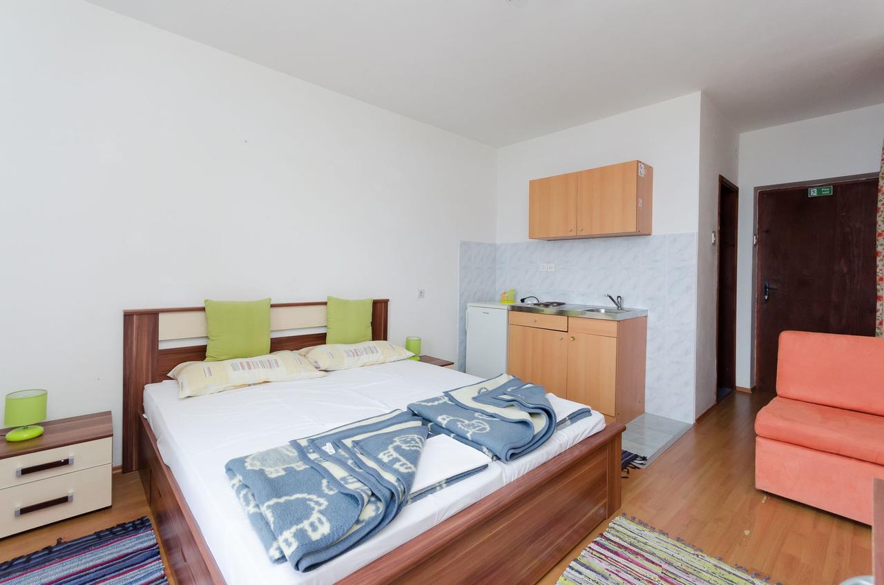 Apartments And Room Luka Кленовица Екстериор снимка