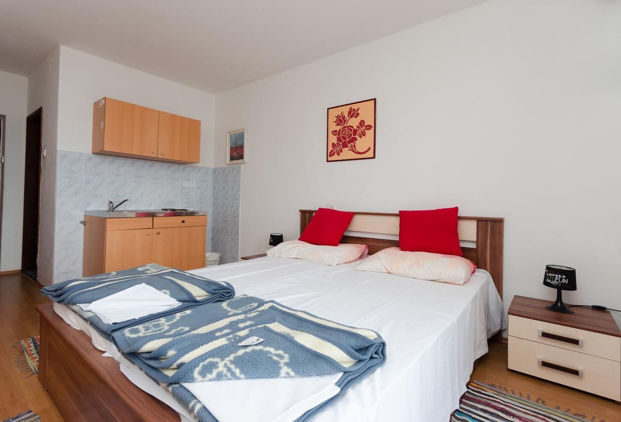Apartments And Room Luka Кленовица Екстериор снимка