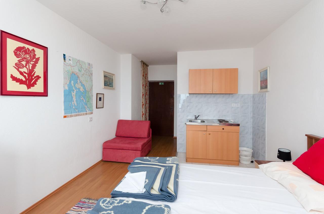 Apartments And Room Luka Кленовица Екстериор снимка